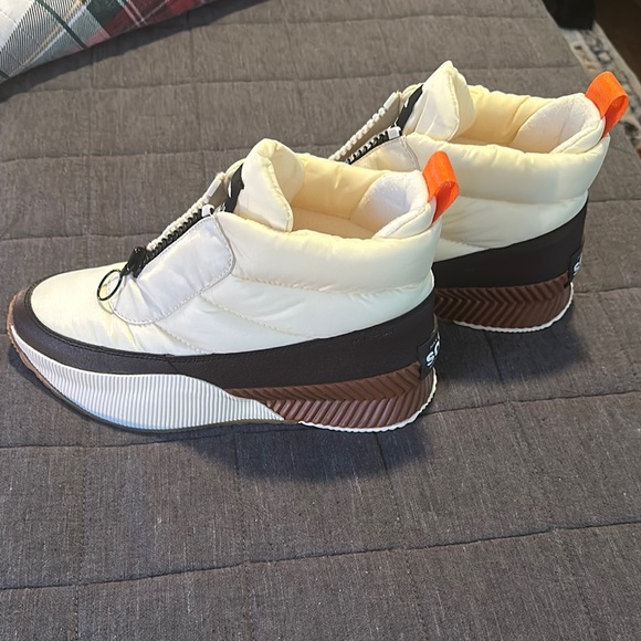 Sorel Out N About III Puffy Zip WP - Chalk/New Cinder - Picture 2 of 4